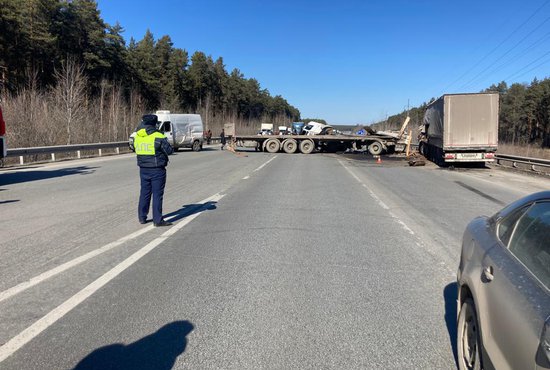 На ЕКАД столкнулись три грузовика. Фото: УГИБДД ГУ МВД РФ по Свердловской области
