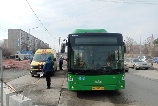 Девочка с ушибом головы доставлена в больницу. Фото: отделение пропаганды Госавтоинспекции УМВД России по Екатеринбургу