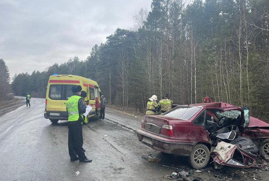 Водитель автомобиля Daewoo Nexia не справился с управлением и выехал на полосу встречного движения. Фото: Управление Госавтоинспекции ГУ МВД России по Свердловской области