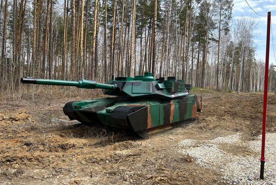 На площадке "Академии БАС" есть копия танка "Абрамс", который анонсировали представители НАТО для поставок в зону СВО. Фото: Дмитрий Нечаев