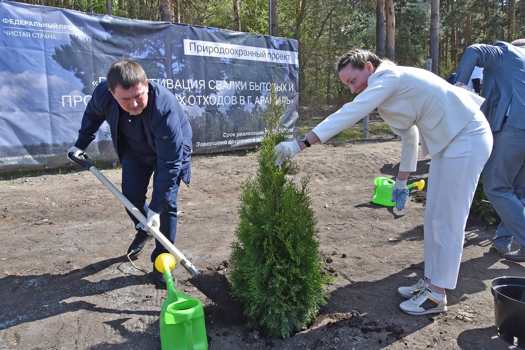 Алексей Шмыков посадил деревце вместе с главой Арамильского городского округа Мариной Мишариной