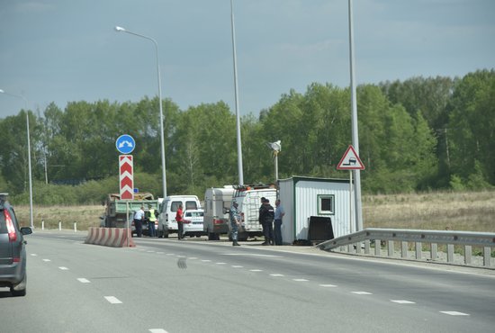 Экипажи ДПС предупреждают автомобилистов о перекрытии участка трассы. Фото: Алексей Кунилов