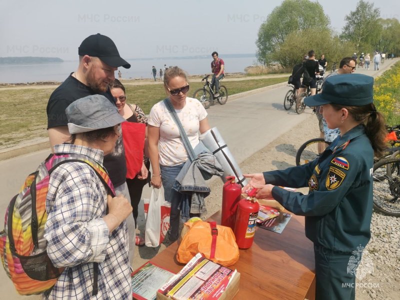 Специалисты МЧС России проводят обучение отдыхающих на Шарташе