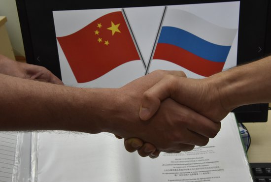 Два года подряд объем взаимной торговли с Китаем повышается примерно на треть. Фото: Алексей Кунилов