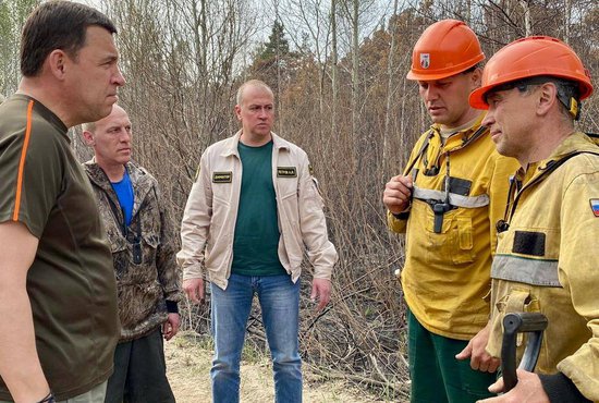 В Березовском в борьбе с торфяными пожарами помогают волонтеры. Фото: департамент информационной политики Свердловской области