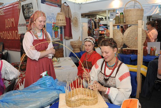 Мастера народных ремесел могут бесплатно участвовать в ИННОПРОМ. Фото: Алексей Кунилов