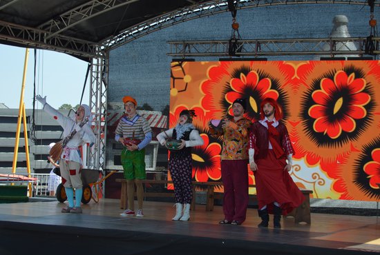 Выступление артистов "Коляда-Театра". Фото: Андрей Осенков
