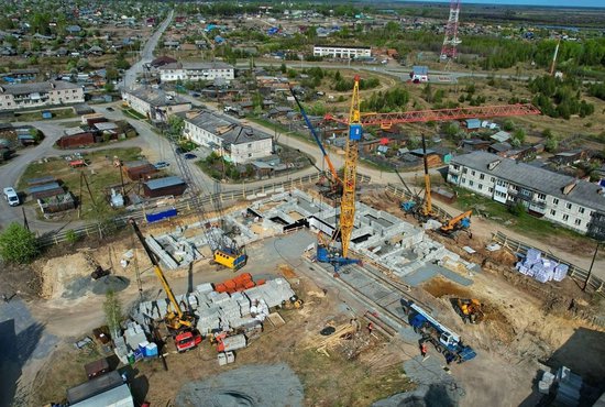 Строители возводят дома с опережением графика. Фото: Анатолий Ероховец