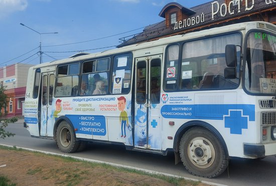 Брендированный автобус курсирует по городскому маршруту в Красноуфимске. Фото: пресс-служба минздрава Свердловской области