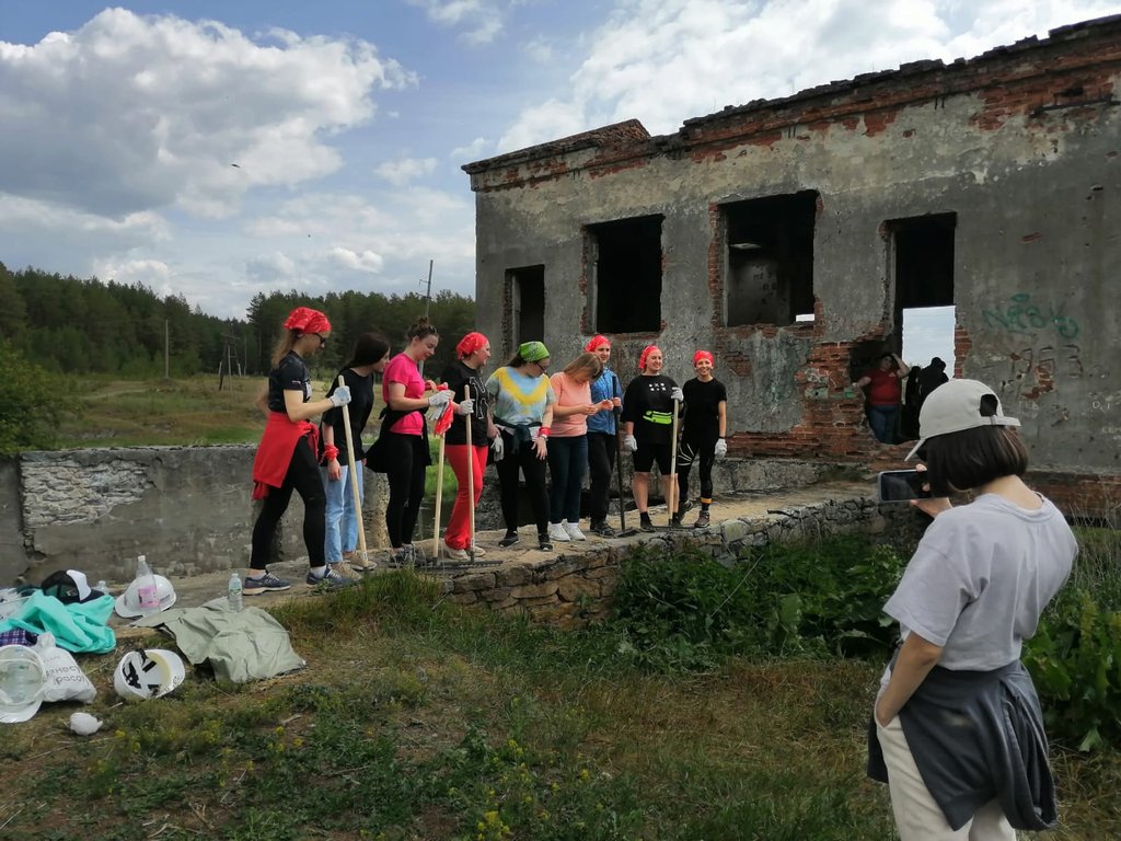 В проекте по благоустройству территорий вокруг руин активно принимают участие сельские женщины. Фото: Маминский историко-краеведческий музей
