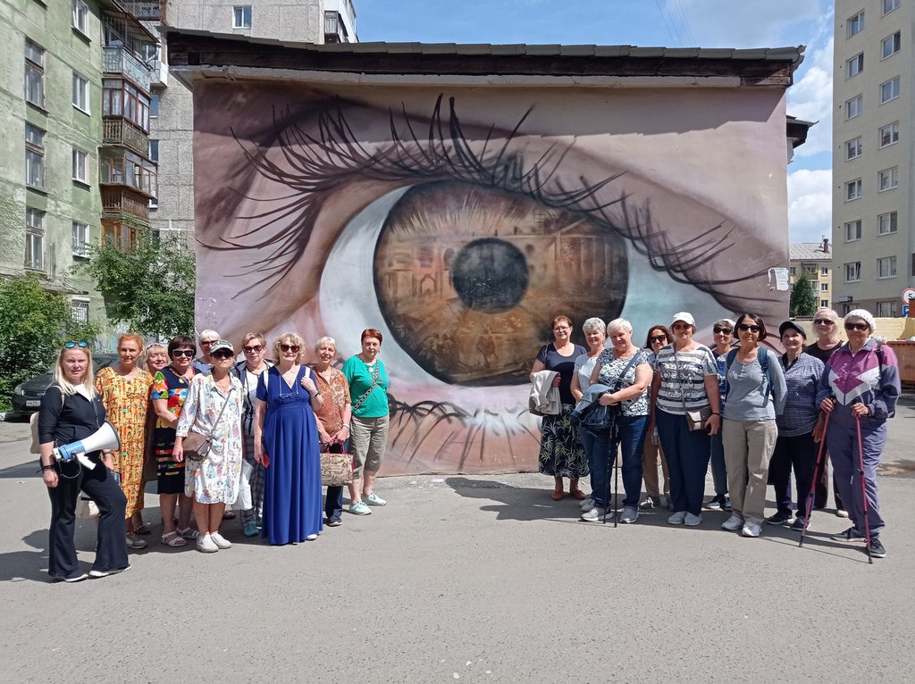 Работа "Мы видим" художника Андрея Шума и группа пенсионеров на экскурсии