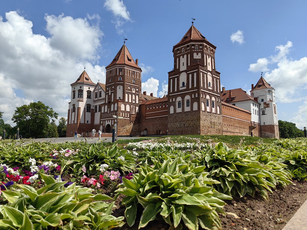 Мирский замок переносит нас в Средневековье. Фото: Борис Ярков