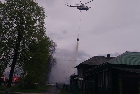 В Нижнюю Салду направился вертолёт Ми-8 для ликвидации очагов горения с воздуха. Фото: пресс-служба ГУ МЧС по Свердловской области