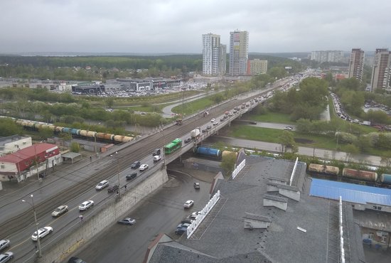 В Екатеринбурге ремонт моста на ЖБИ стал причиной километровых пробок. Фото: Нина Георгиева