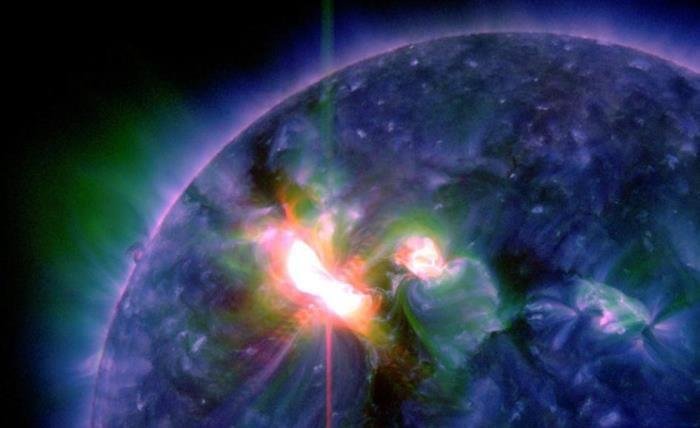 Художественное изображение вспышки на Солнце на основе данных телескопа AIA на спутнике SDO. Фото: ФИАН
