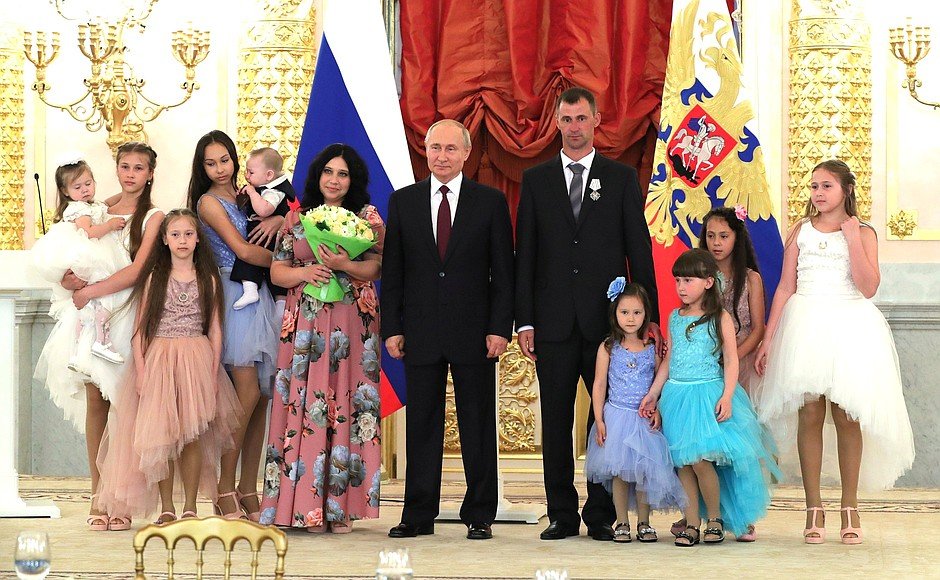 Владимир Путин наградил многодетную семью Сыропятовых из Красноуфимска