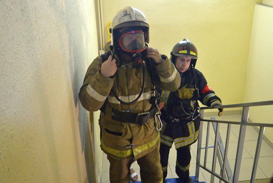 В Берёзовском из-за пожара в пятиэтажке эвакуированы 20 человек. Фото: Павел Ворожцов