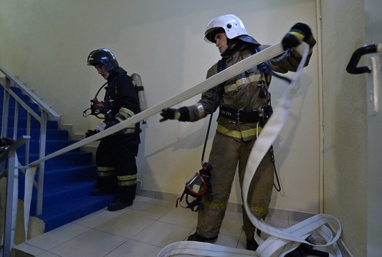 Из-за пожара в екатеринбургской 10-этажке эвакуировали 15 человек. Фото: Павел Ворожцов