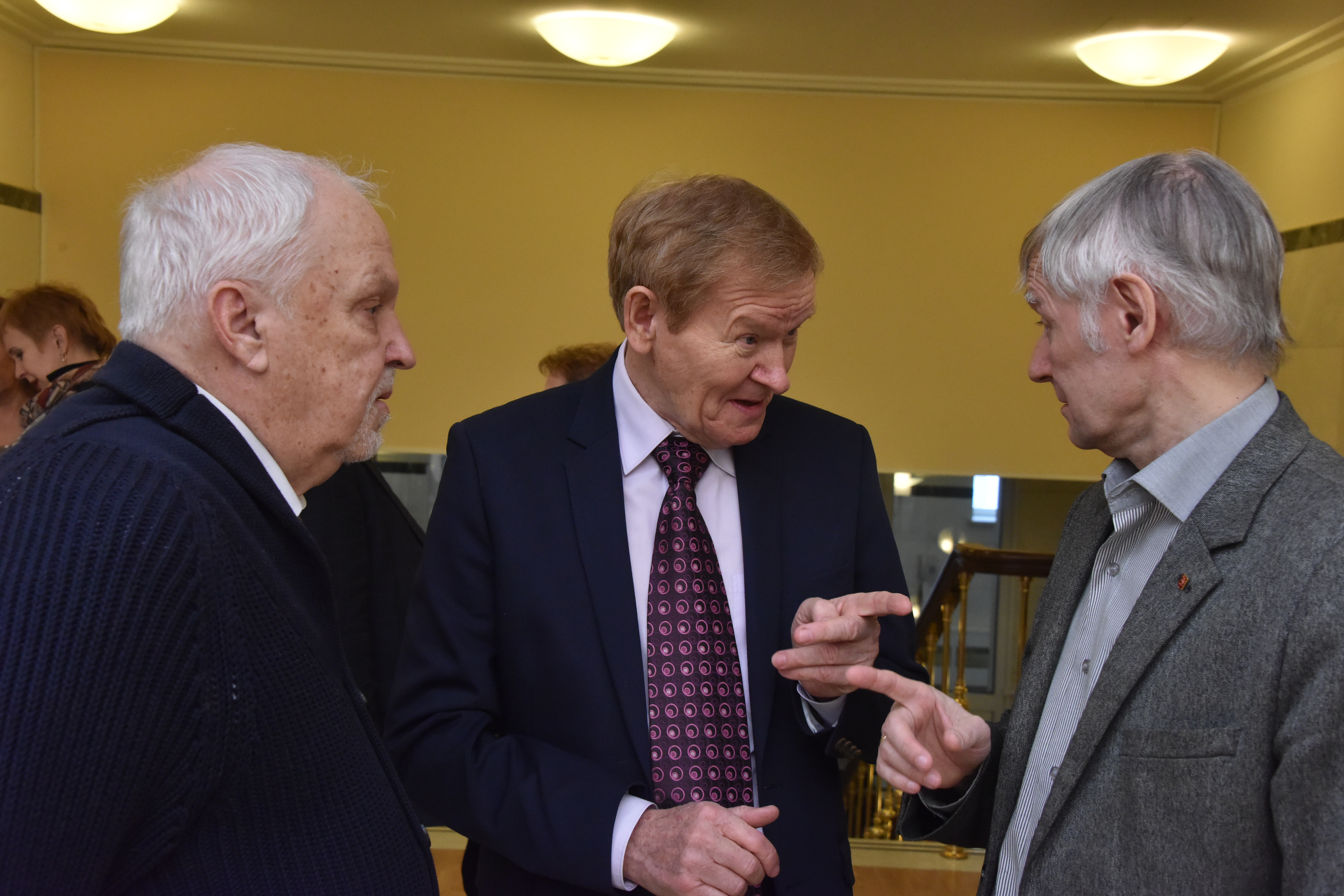 Писатель Владимир Блинов с членами комиссии премии Леонидом Быковым (в центре) и Сергеем Айнутдиновым (справа)