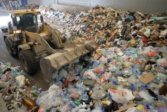 Договоры на оказание услуг по вывозу мусора подпишут не ранее 1 июля. Фото: Павел Ворожцов