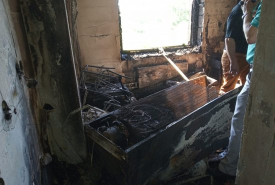 При тушении огня были обнаружены тела четырёх погибших мальчиков в одной квартире, а также отравившегося угарным газом пенсионера в другом помещении. Фото: пресс-служба ГУ МЧС России по Свердловской области
