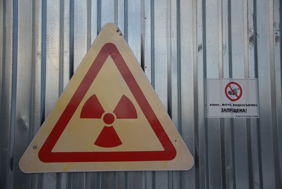 Специалисты утилизируют контейнер со знаком радиации, найденный в екатеринбургском дворе. Фото: Александр Зайцев