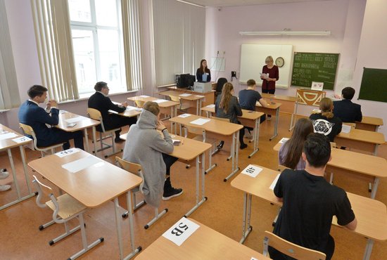 Сегодня российские школьники сдают ЕГЭ по географии и литературе. Фото: Павел Ворожцов