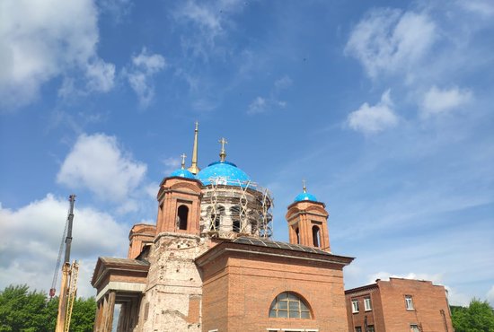 Как и главный купол собора, маленькие купола выкрашены в ярко-синий, богородичный цвет и украшены золотистыми звёздочками. Фото: пресс-служба Екатеринбургской епархии