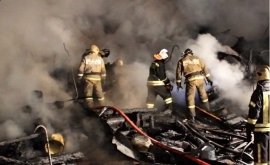 Спасатели тушат загоревшиеся дома