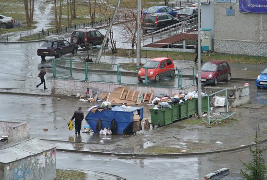 "Спецавтобаза" признала, что некоторые контейнерные площадки в столице Урала находятся в неудовлетворительном состоянии. Фото: Алексей Кунилов