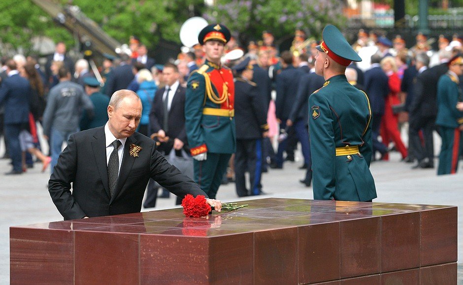 Владимир Путин возлагает цветы