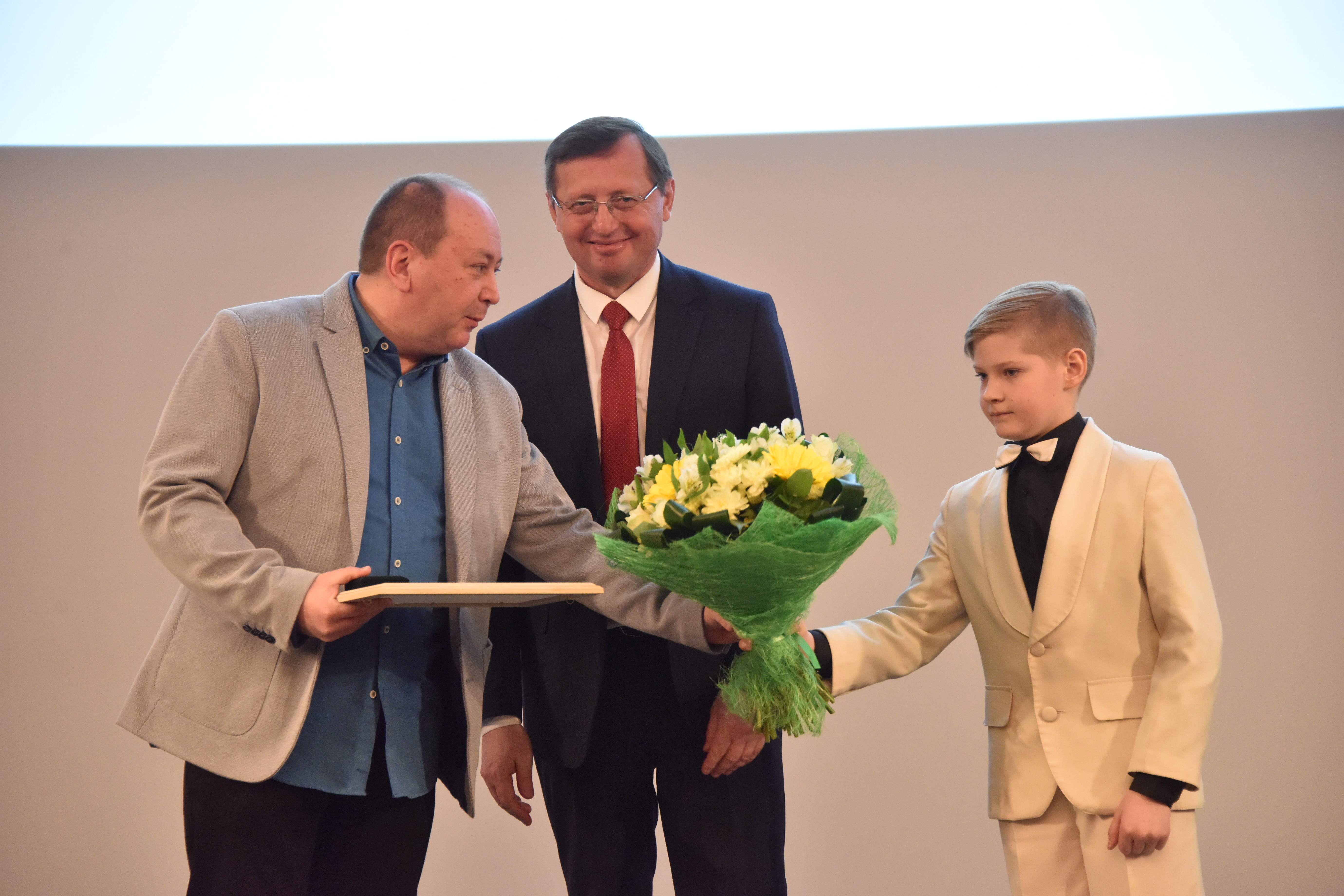 Почётную награду получает художник-ювелир Кирилл Глазырин
