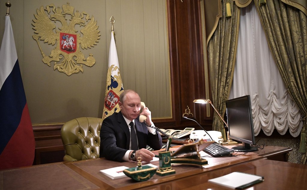 Владимир Путин разговаривает по телефону