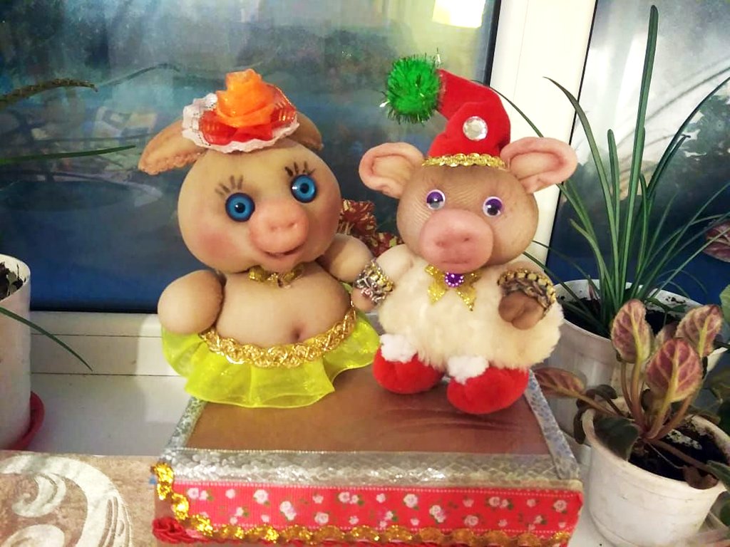 Елена Глухих, жительница с. Покровское Каменского района делает оригинальные ёлочные игрушки к Новому Году.