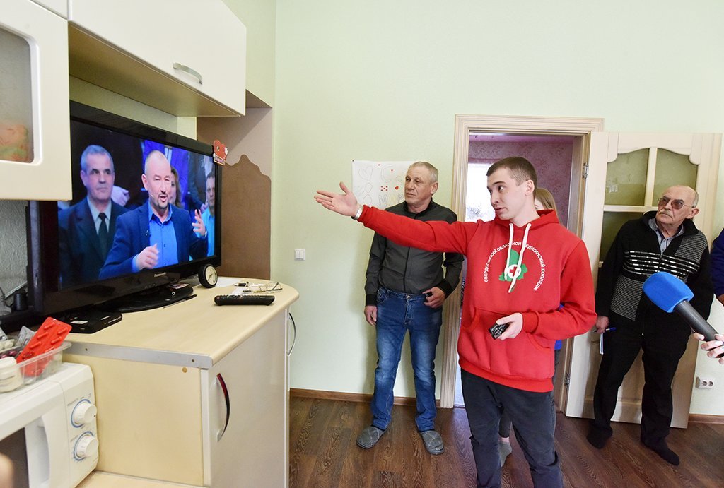 жителям Свердловской области перейти на цифровое телевидение помогают 1 200 волонтёров