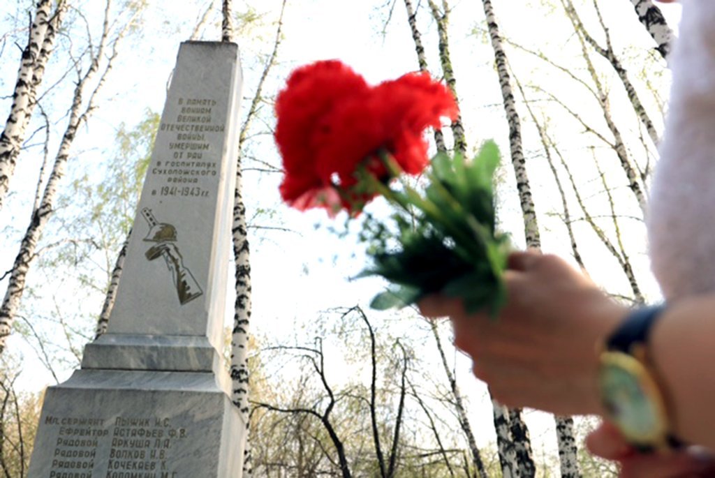 Памятник погибшим воинам на братской могиле