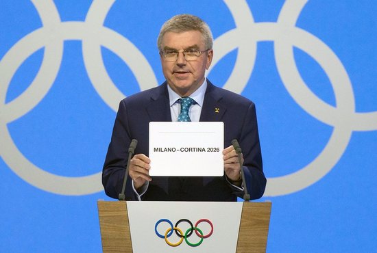 Глава МОК Томас Бах торжественно объявляет место проведения зимних Игр-2026. Фото: IOC/DAVE THOMPSON/olympic.org