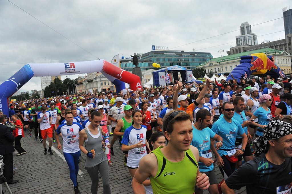 1 августа 2015 года. Старт марафонцев на площади 1905 года.