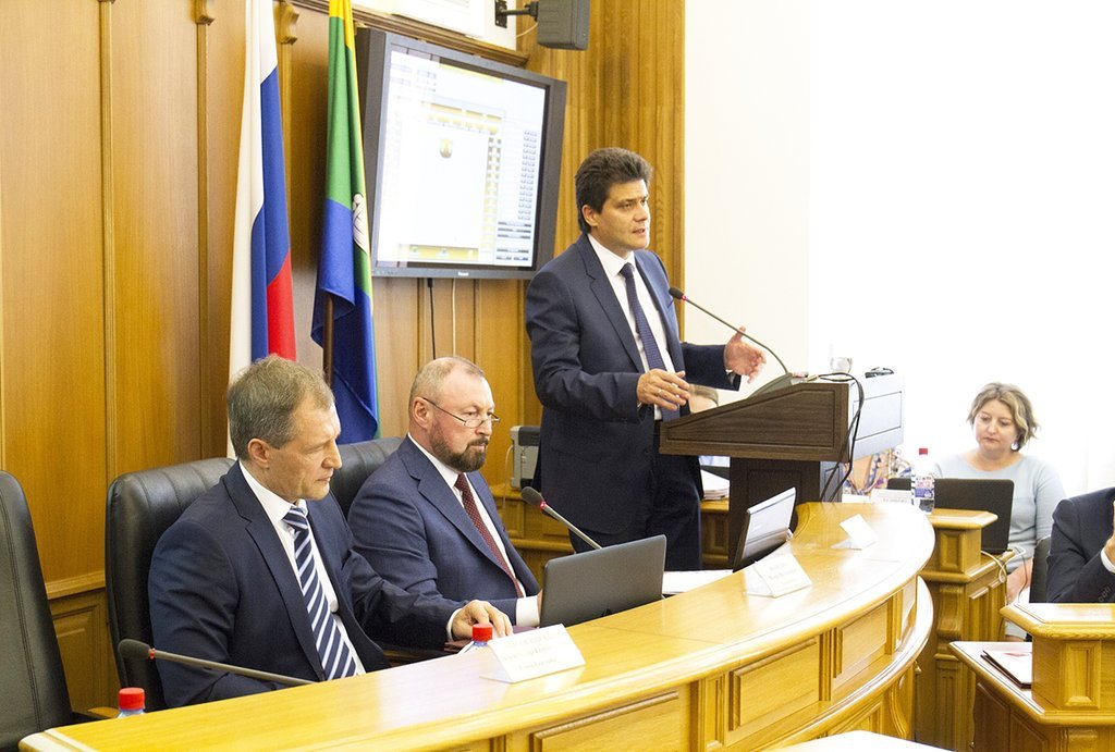 Александр Высокинский (справа на фото) выступает с отчётом перед депутатами Фото: Пресс-служба ЕГД