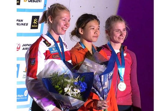 Елизавета Иванова (слева) со своей второй медалью этапов Кубка мира за текущий сезон. Фото: Фрагменты видеотрансляции IFSC TV