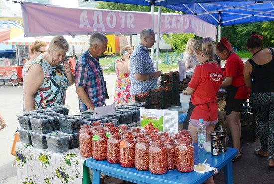 Лесные ягоды – товар скоропортящийся, поэтому их стараются продать как можно быстрее Фото: Павел Ворожцов