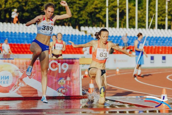 В противостоянии молодости и опыта победила молодость: Анна Тропина (слева) и Наталья Колоскова на дистанции 3 000 метров с препятствиями. Фото: Пресс-служба ВФЛА