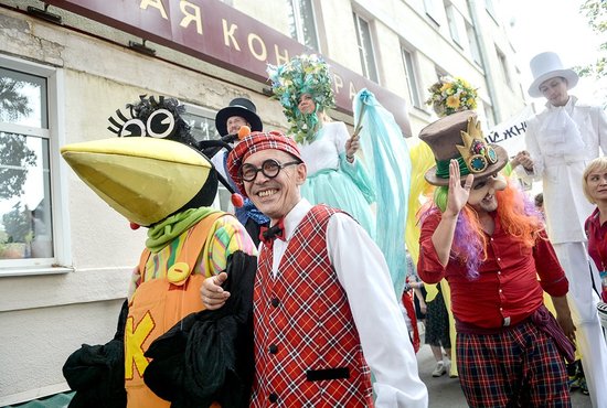 Мимы и люди в карнавальных костюмах – отличительная черта нынешнего праздника. Фото: Галина Соловьёва