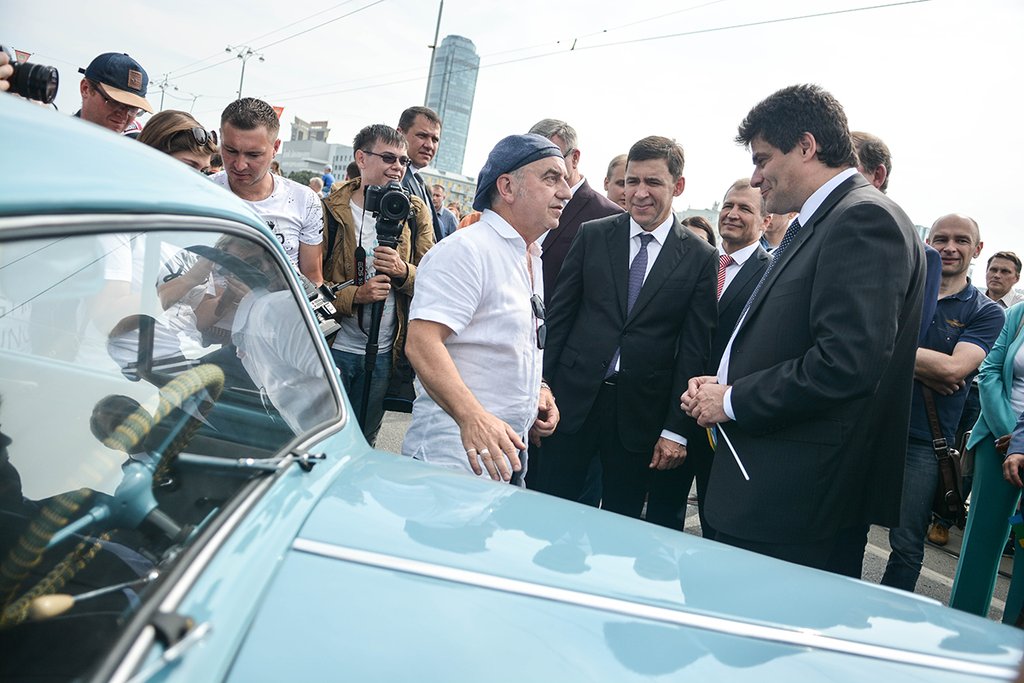 Владимир Шахрин показывает губернатору Евгению Куйвашеву и мэру Александру Высокинскому свой отреставрированный «москвич»