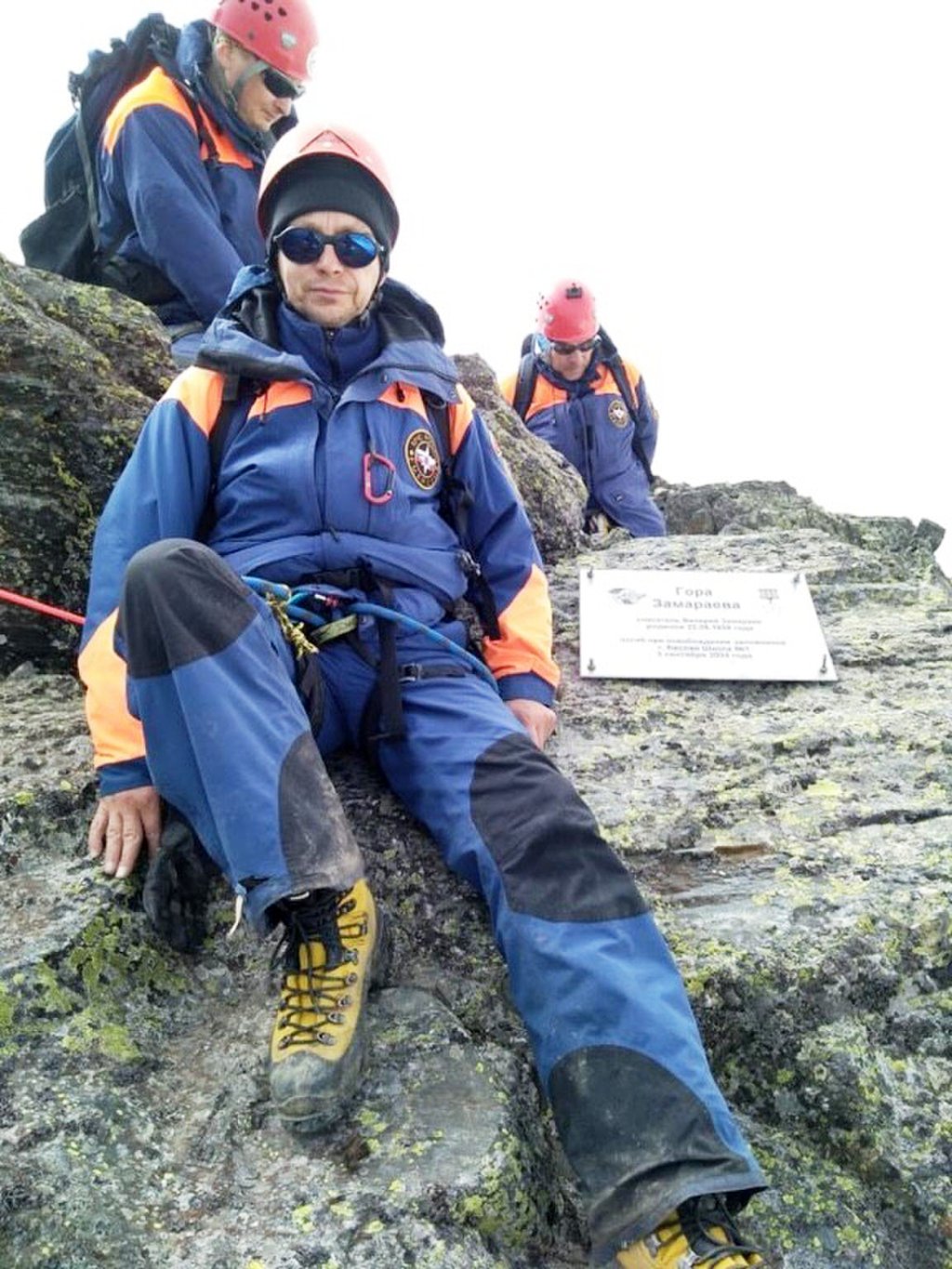 Спасатели МЧС России установили памятную доску на горе в Северной Осетии, названной в честь уроженца Лесного, Героя России Валерия Замараева