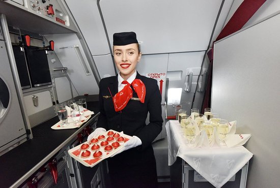 Разнообразные закуски и блюда при перелётах по России сейчас чаще всего встречаются только в бизнес-классе. Фото: Алексей Кунилов