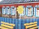 Образец традиционного русского дома с палисадником из штакетника в парке «Сказы Бажова» под Арамилем ( девушек обрезать) Фото: Лариса Хайдаршина