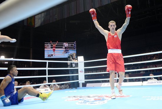 Глеб Бакши (справа) в финале весовой категории до 75 кг отправил филиппинца Эумира Марсиаля в нокдаун. Фото: Павел Ворожцов