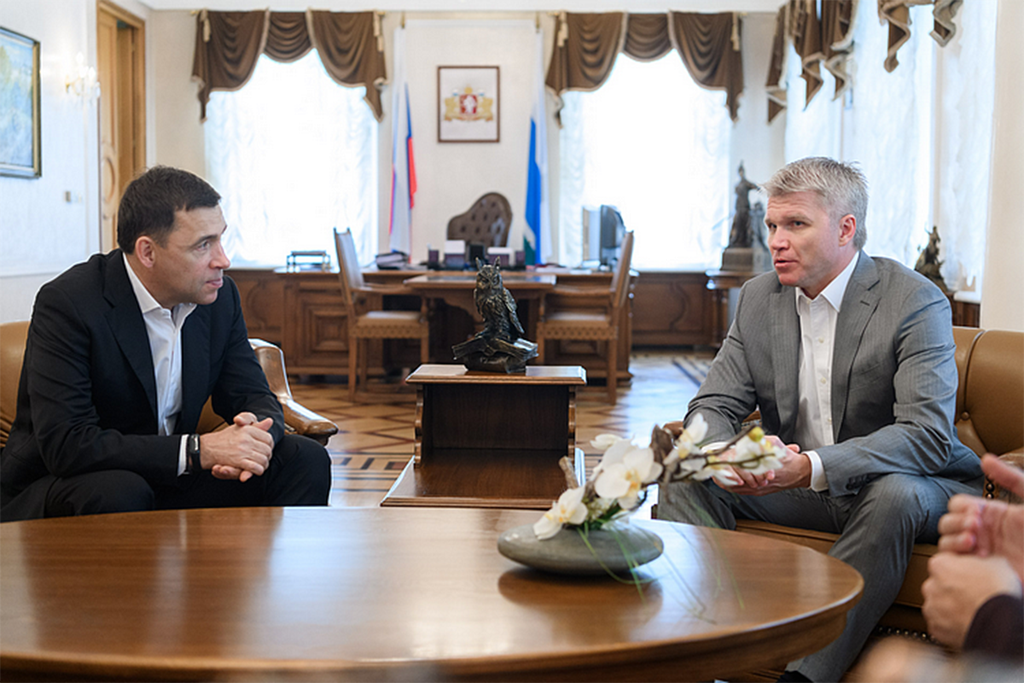 Губернатор Евгений Куйвашев (слева) и министр спорта РФ  Павел Колобков