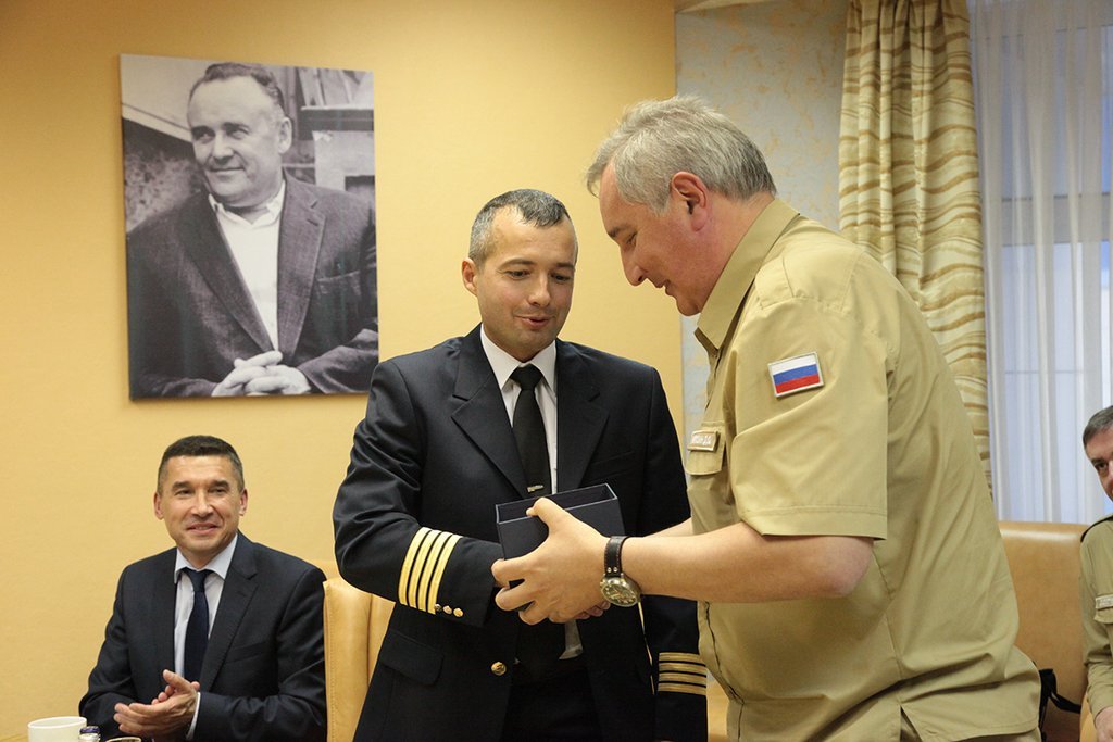 Встреча экипажа «Уральских авиалиний» с главой Роскосмоса Дмитрием Рогозиным на космодроме Байконур 25 сентября 2019 года